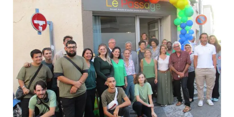 Photo: des invités de l'inauguration du nouvel local du Paej Le Passage 0 Carpentras.
Cette photo prise par la Presse: La Provence.