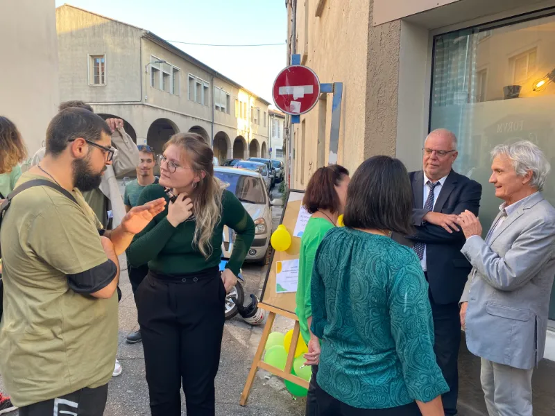 Photo avec M. Andrieu, Maire de Carpentras, M. Roudil, Sous-préfet de Carpentras et membres de l'équipe du Paej ainsi que les jeunes de l'E2C