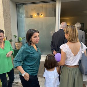 photo des invités de l'inauguration devant le local du Point Ecoute Le Passage-Carpentras. De dos le sous-préfet de Carpentras, le maire de Carpentras, Marie Thomas de Malville